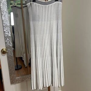 NWT,Jarbo skirt. Elegant Black and White Striped pleated Skirt, size 1